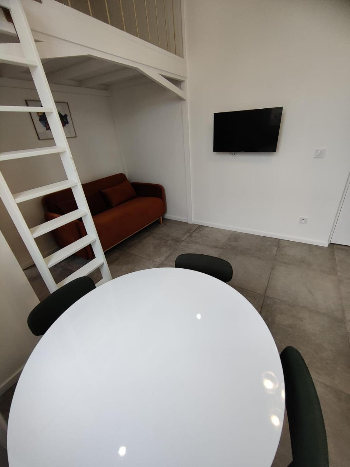 VénissieuxLoft Chic Avec Mezzanine Contemporaineアパートメント エクステリア 写真